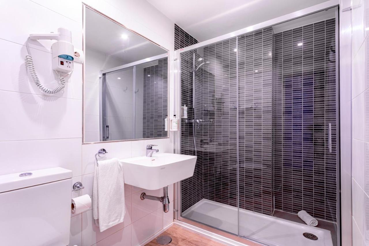 Double Room with Pool View (2 Double Beds)