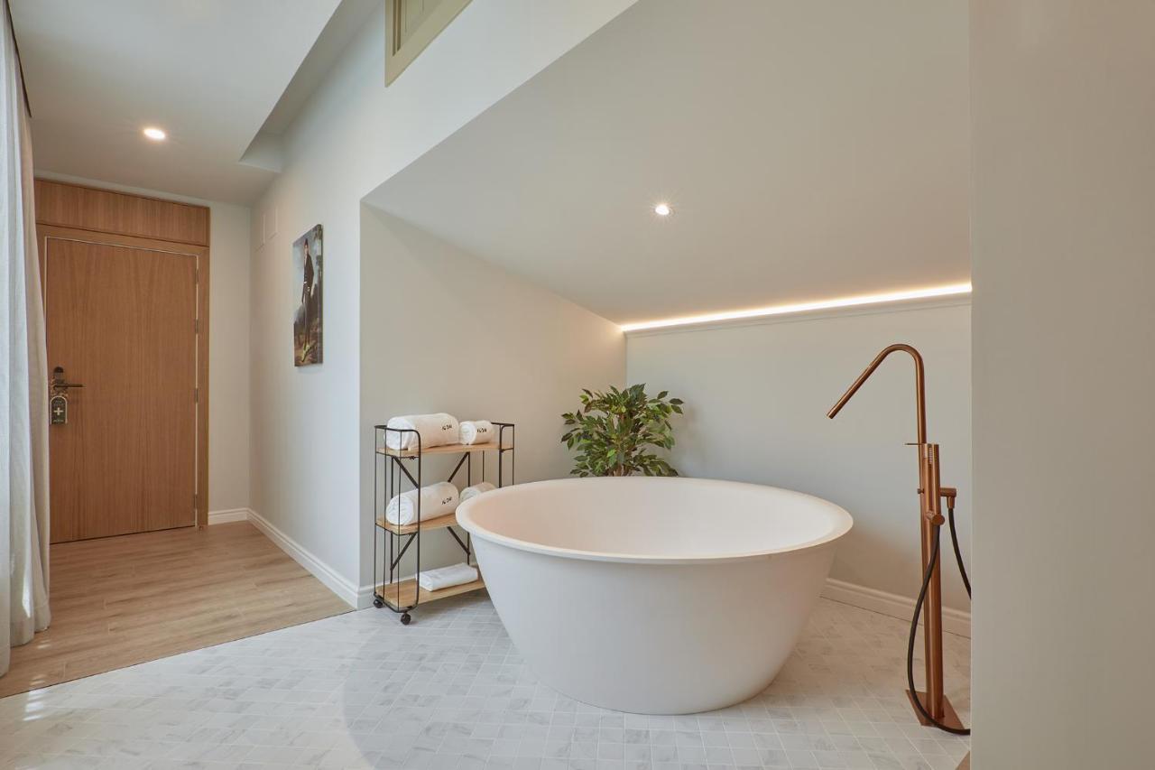 Junior Suite with Bathtub