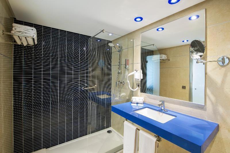 Superior Twin Room with Balcony (2 adults + 1 child),1272723520:JPEG