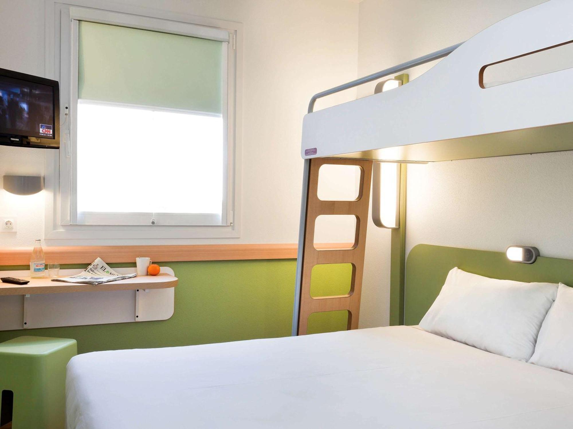 Doppelzimmer mit Einzelbett.