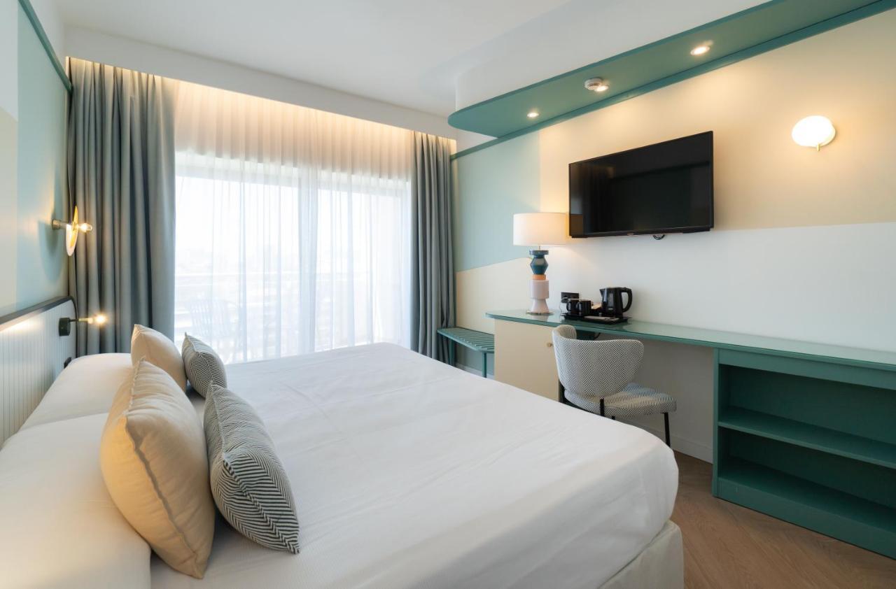 Quarto Clube Superior com Vista Piscina (3 Adultos)
