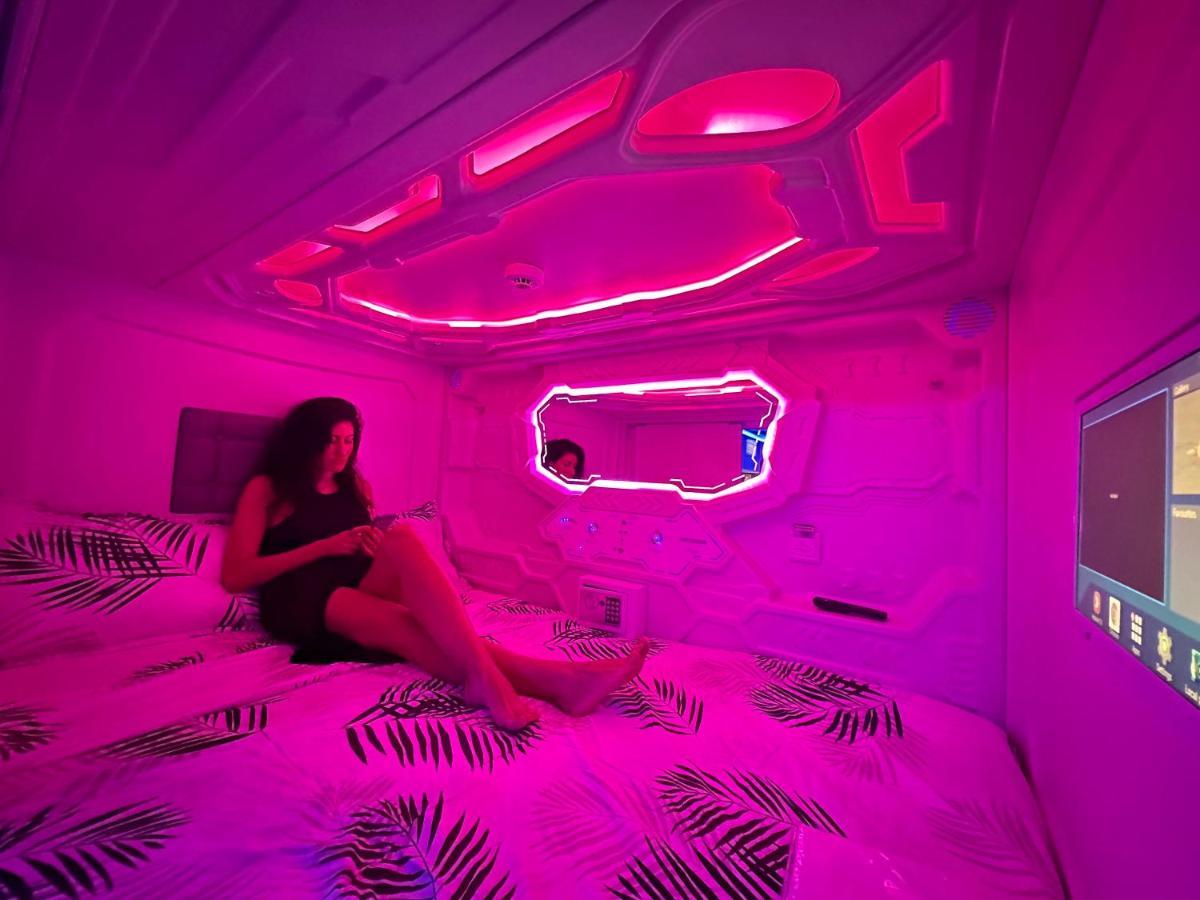 Single Capsule Pod in Mixed Dormitory