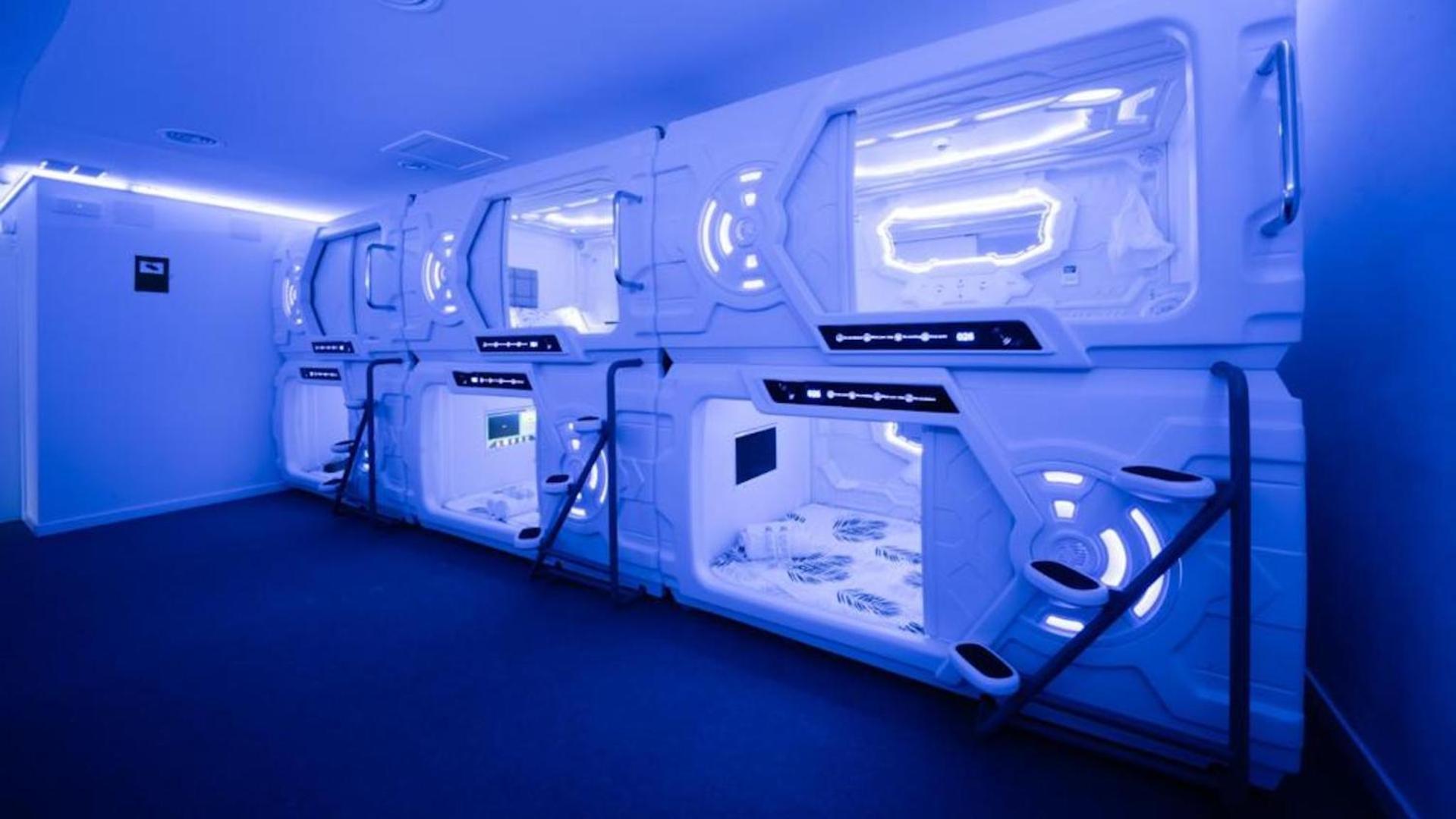 Single Capsule Pod in Mixed Dormitory