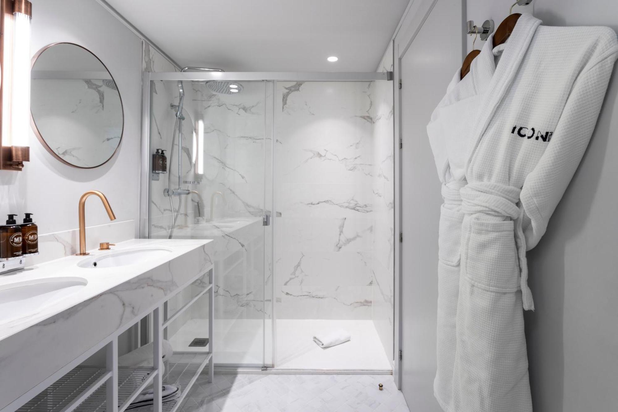Junior Suite Bathtub