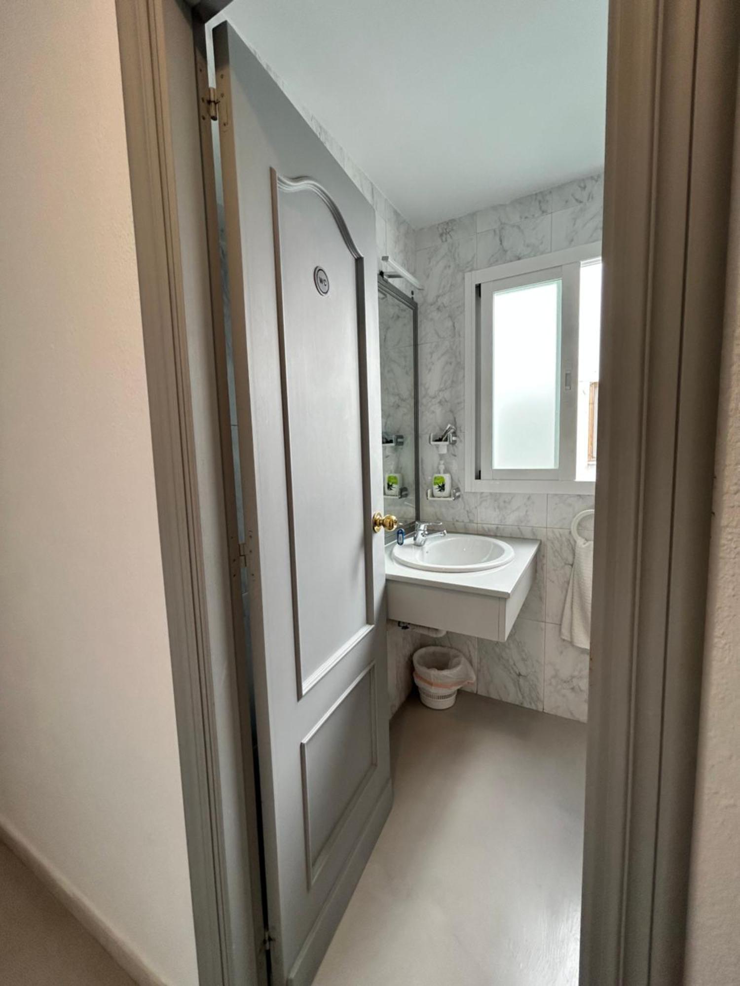 Tweepersoonskamer met 1 of 2 Bedden en Eigen Externe Badkamer