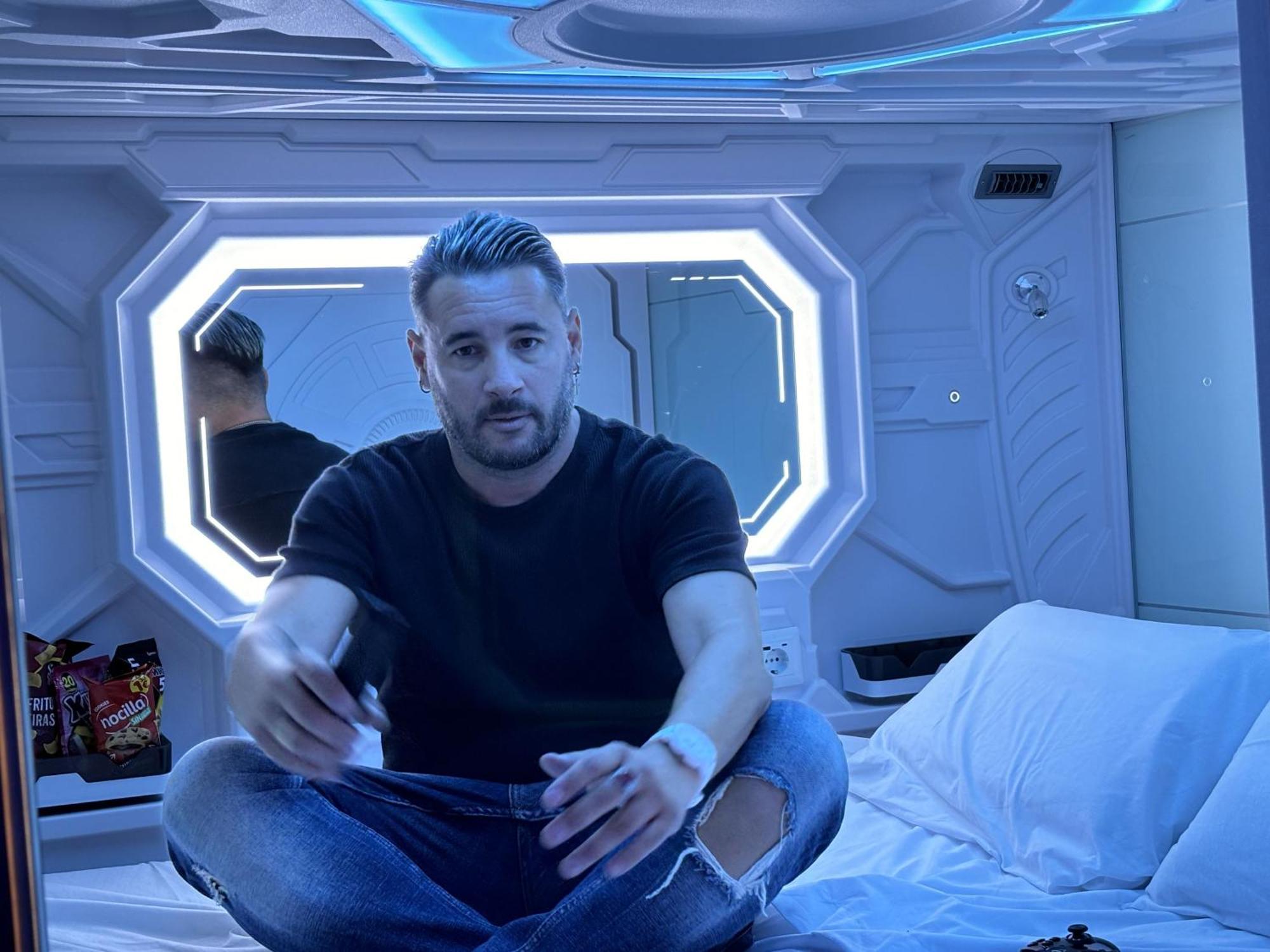 Deluxe Capsule Bed