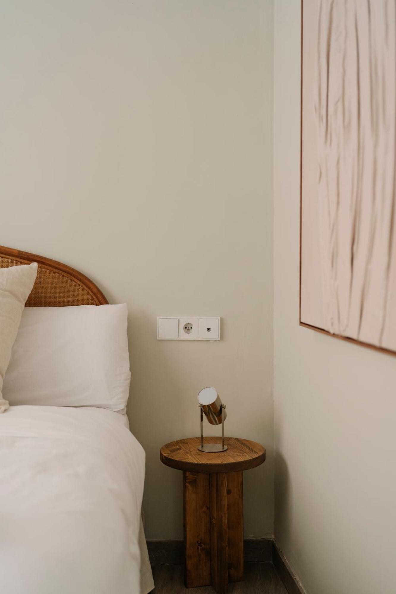 Zweibettzimmer mit Blick zur Straße