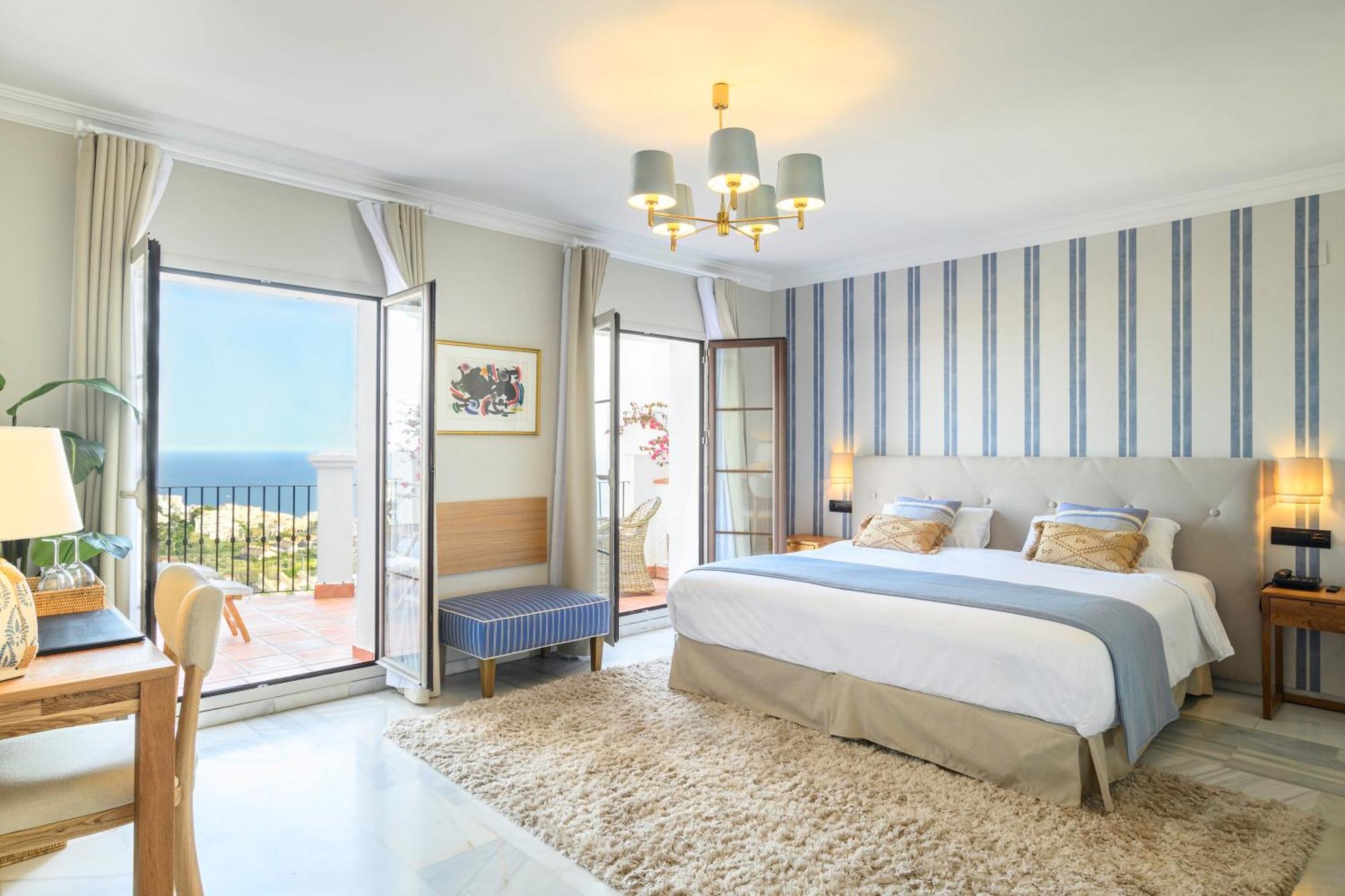 Doppel-/Zweibettzimmer mit privater Terrasse und Meerblick
