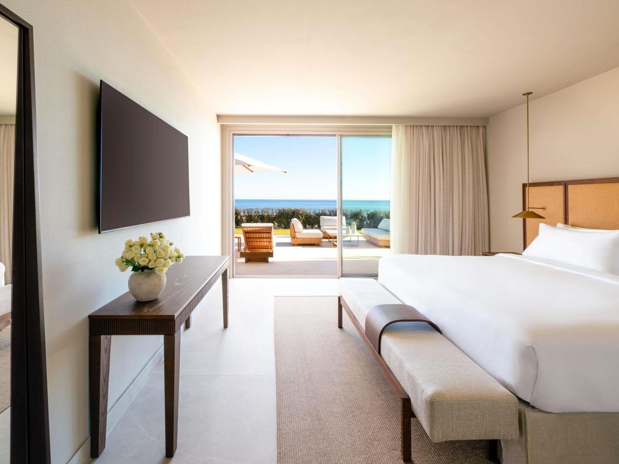 VILLA MISTRAL DE 5 HABITACIONES con 5 camas extragrandes, 800 m², vistas al mar, piscina privada, cocina equipada y sala de estar