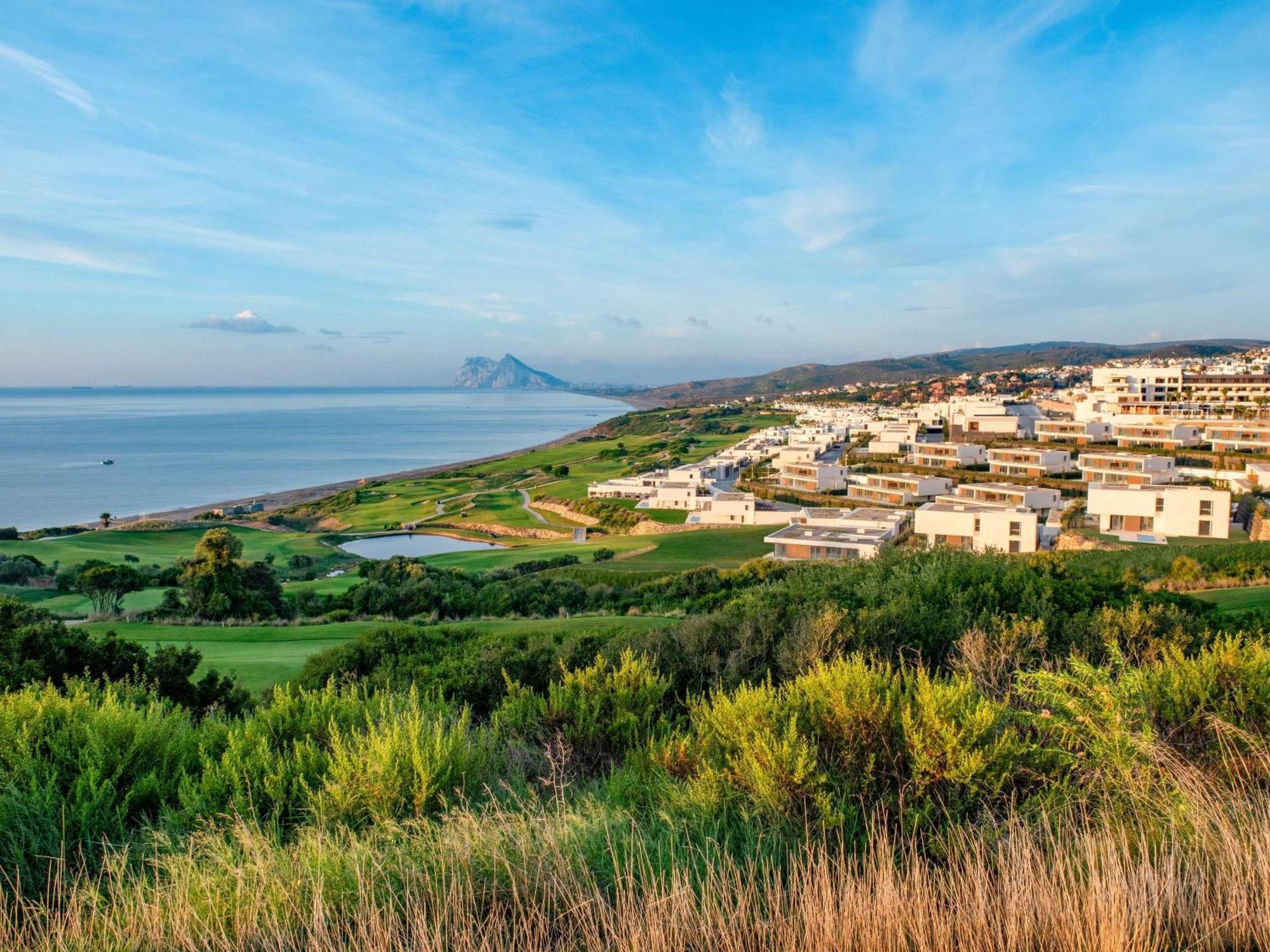 VILLA LEVANTE DE 4 DORMITORIOS: 4 camas extragrandes, 600 m², vistas al mar y al campo de golf, 2 piscinas privadas y cocina totalmente equipada