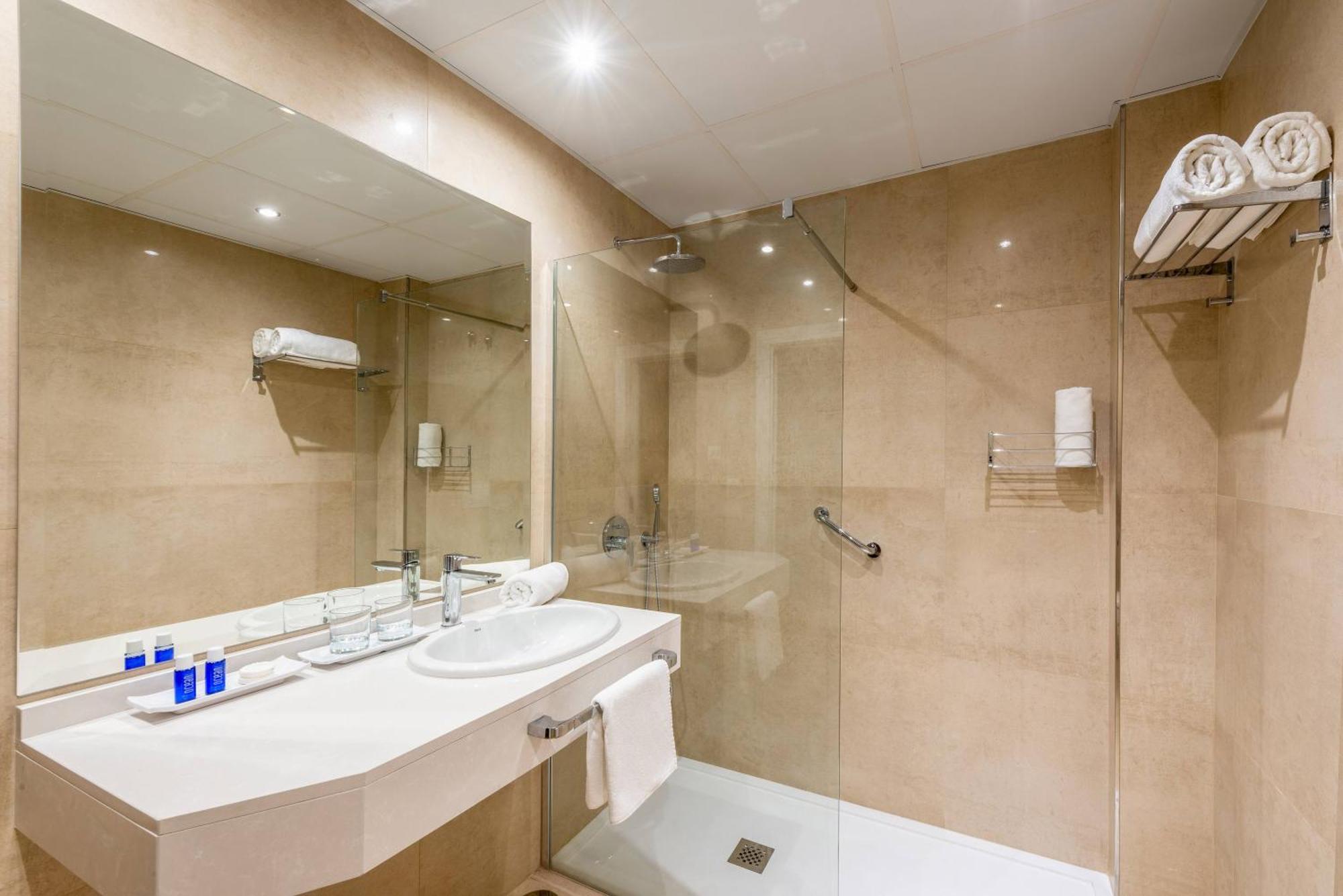 Standard Zimmer mit seitlichem Meerblick