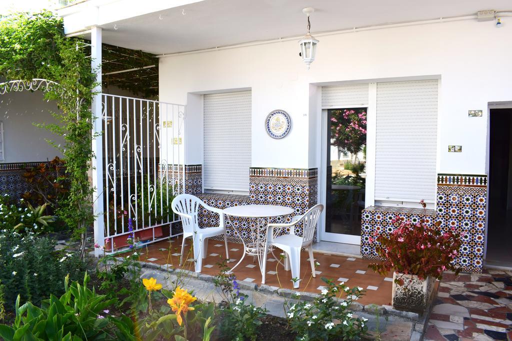 Studio with Pool View,1270604800:JPEG