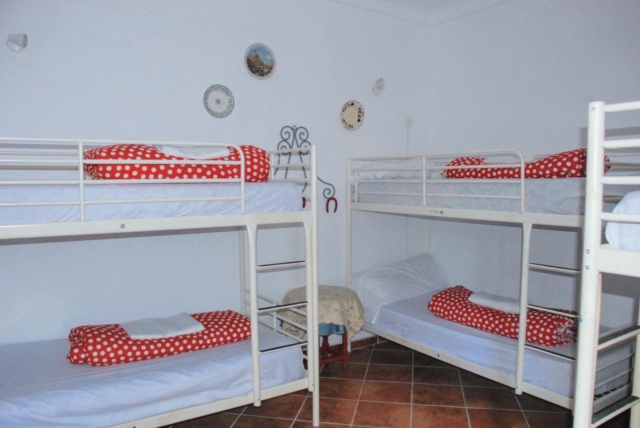 Standaard Tweepersoonskamer met 2 Aparte Bedden - Gedeelde Badkamer