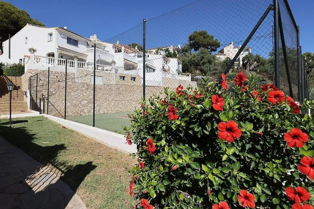 Quaint 2 Bedroom Townhouse With Pool Close To Sea!-1