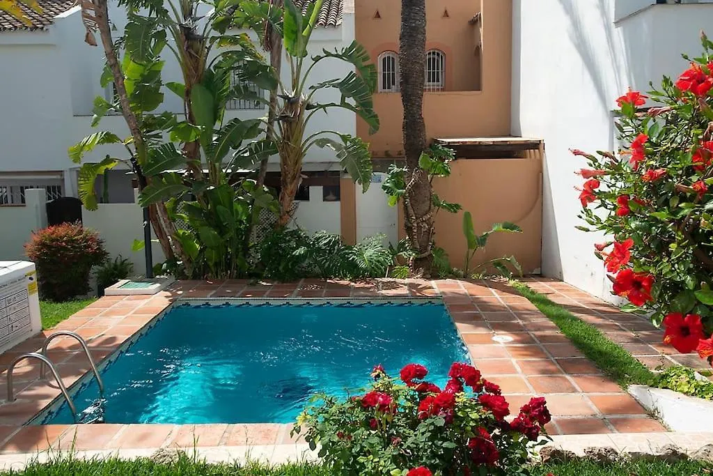 Beautiful And Quiet Family Townhouse In Great Location-1