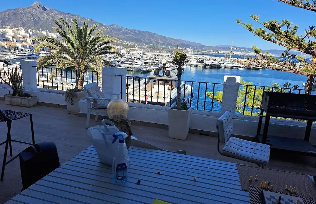 Front Suite With Large Jacuzzi, Double Bed And Sofabed, Overlooking Largest Yachts-1