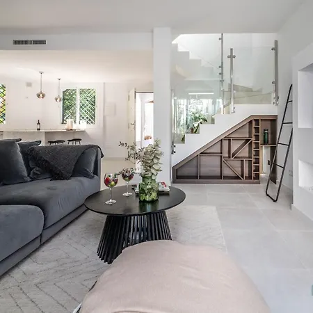 Top Renovated 3-Bdrm Townhouses With Pool, Bbq & Rooftop Terraces-2