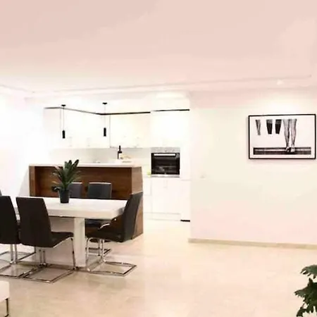 Large Modern Beach Front Apartment, Rooftop Pool!!-2
