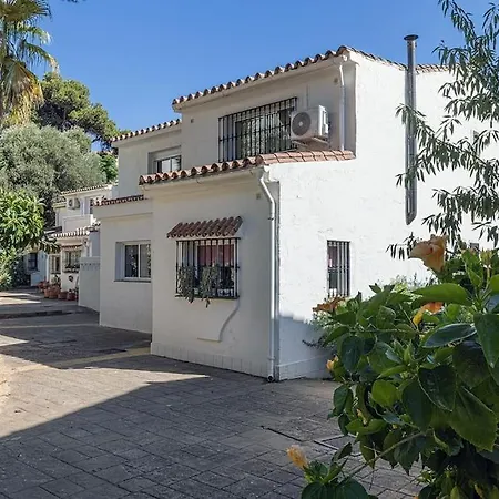 Quaint 2 Bedroom Townhouse With Pool Close To Sea!-2