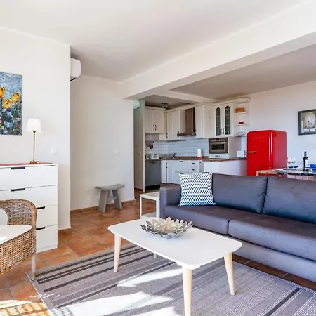 Lovely Beachfront Flat With Sunny Balcony Ref 40-3