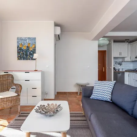 Lovely Beachfront Flat With Sunny Balcony Ref 40-2