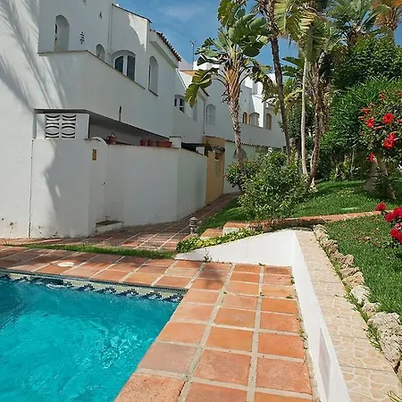 Beautiful And Quiet Family Townhouse In Great Location-3