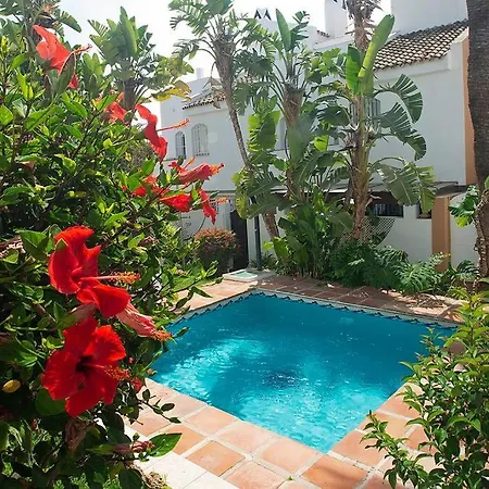 Beautiful And Quiet Family Townhouse In Great Location-2