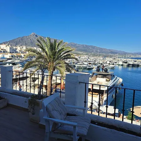 Front Suite With Large Jacuzzi, Double Bed And Sofabed, Overlooking Largest Yachts-2