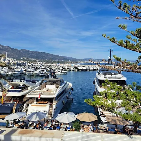 Front Suite With Large Jacuzzi, Double Bed And Sofabed, Overlooking Largest Yachts-3
