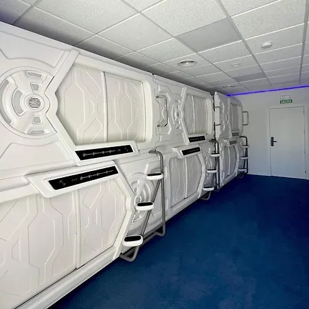 Good Vibes Only Capsule Hostel Malaga-3