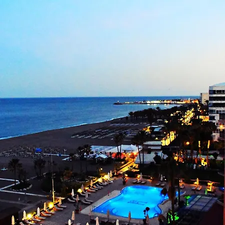 Luminoso Apartamento De 3 Dormitorios A Pie De Playa En Torremolinos-2