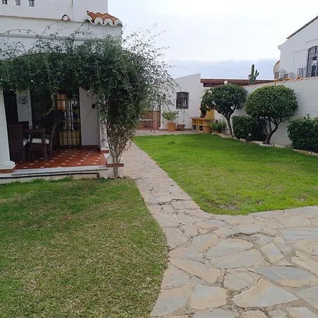 Chalet Junto Al Mar Con Jardin Privado-3