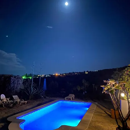 La Rústica en Viñuela, piscina privada-2