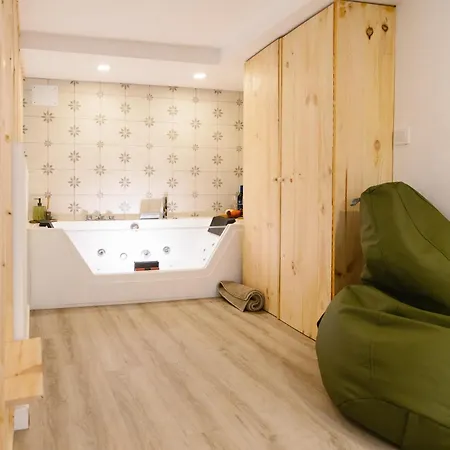 Vintage Duplex With Jacuzzi-3