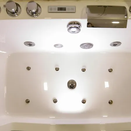 Vintage Duplex With Jacuzzi-2