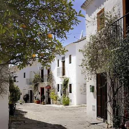 En- Cozy Andalusian Style Townhouse In Marbella-3