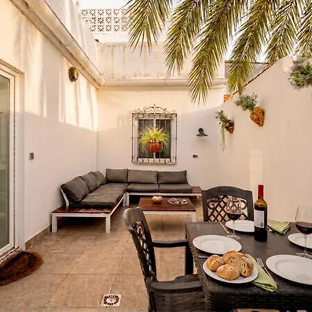 Quiet 3-Bedroom House Near Town Hall & Centre-3