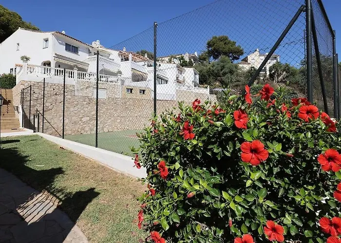 Boutique Quaint 2 Bedroom Townhouse With Pool Close To Sea! Benalmádena
