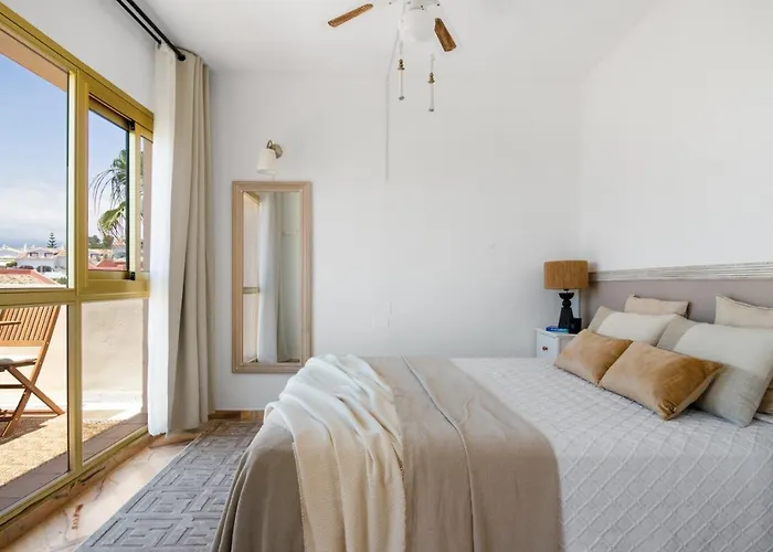 Appartement Sea View Studio I Penthouse, Beach Front Urbanization Romana Playa Elviria à Marbellac acceptant les animaux