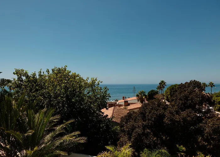 Marbella, Costabella - Beachfront Villa With Heated Pool avec Piscine