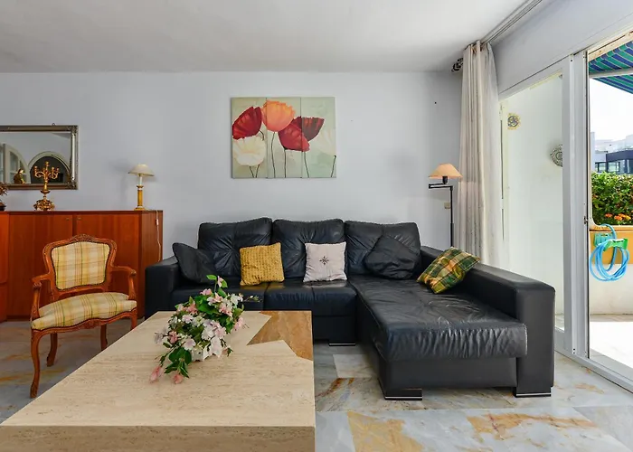 Spacious Beachfront Holiday Home Estepona mit Pool
