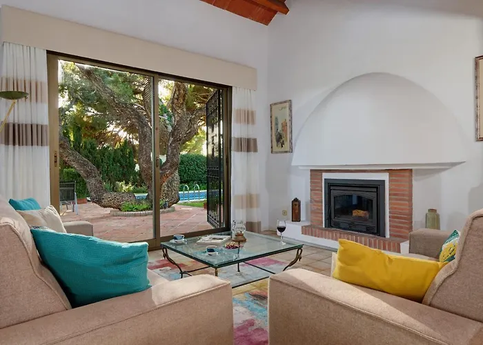 Villa With Private Pool And Garden In Marbella